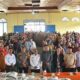 Pj.Wali Kota Padangsidimpuan Dr.Letnan Dalimunthe M.Kes dan unsur Forkopimda foto bersama dengan warga yang menerima beras bantuan pemerintah di gedung Eks Primagama Kota Padangsidimpuan, Rabu (22/11). Waspada/ist.