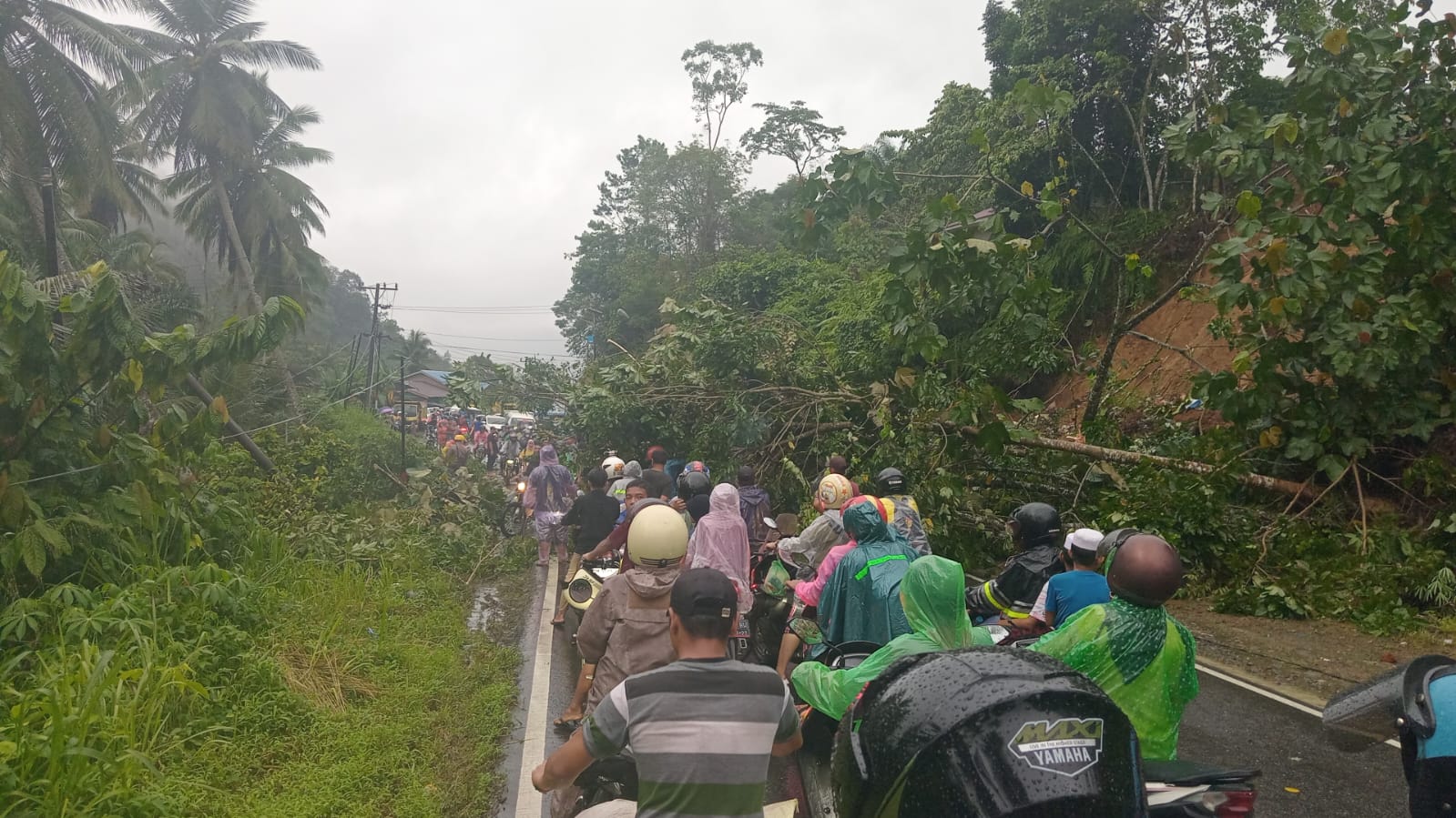 Material longsor menutup badan jalan di Desa Sipenggeng, Kecamatan Batangtoru, Kabupaten Tapanuli Selatan. (Waspada/Ist)