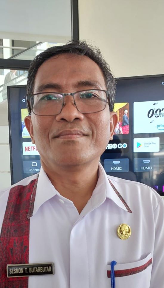 Kadis Kominfo Toba, Sesmon TB Butarbutar. Waspada/Ramsiana Gultom