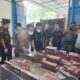 Kepala Kantor Pengawasan dan Pelayanan Bea dan Cukai Tipe Madya Pabean (KPPBC TMP) C Kuala Langsa, Sulaiman, saat memusnahkan jutaan batang rokok ilegal hasil sitaan dengan cara membakar, di halaman kantornya, Kamis (23/11). Waspada/Rapian.