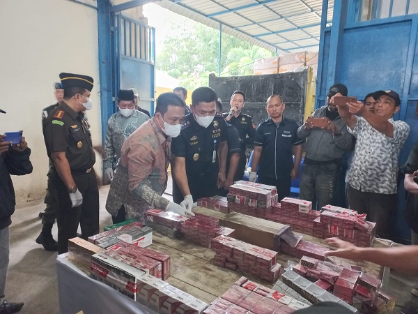 Kepala Kantor Pengawasan dan Pelayanan Bea dan Cukai Tipe Madya Pabean (KPPBC TMP) C Kuala Langsa, Sulaiman, saat memusnahkan jutaan batang rokok ilegal hasil sitaan dengan cara membakar, di halaman kantornya, Kamis (23/11). Waspada/Rapian.