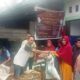 Masyarakat kurang mampu menerima bibit bebek dari PT BSP Babah Dua Kecamatan Tadu Raya Kabupaten Nagan Raya, Kamis (23/11).(Waspada/Ist)