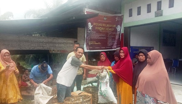 Masyarakat kurang mampu menerima bibit bebek dari PT BSP Babah Dua Kecamatan Tadu Raya Kabupaten Nagan Raya, Kamis (23/11).(Waspada/Ist)
