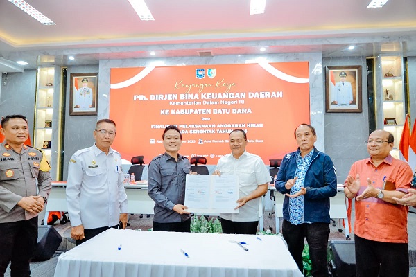 PROSESI penandatanganan NDHD bersama antara Pemkab, KPU dan Bawaslu Kab Batubara untuk Pilkada 2024. Waspada/Ist