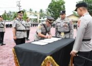 Kapolres Aceh Timur AKBP Andy Rahmansyah SIK, menyaksikan serah terima jabatan Kasat Intelkam dari Iptu Abdullah ke AKP I Ketut Supriatna, di halaman Polres Aceh Timur, Kamis (23/11). Waspada/H. Muhammad Ishak