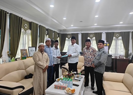 Bupati Madina HM Jafar Sukhairi Nasution menerima salinan Renstra Baznas Madina 2023-2028 dan rencana kegiatan dan anggaran tahunan 2023 serta Fakta Integritas di ruang kerja Bupati Madina, Kamis (23/11). Waspada/Ist
