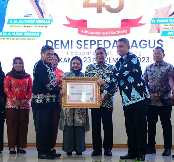 PLT BUPATI Deliserdang HM Ali Yusuf Siregar bersama Kadis Pendidikan Yudi Hilmawan, SE,MM, memperlihatkan penghargaan Top 45 inovasi pelayanan publik Tahun 2023 dari Kemenpan-RB pada acara syukuran dan apresiasi di Aula Cendana lantai II Kantor Bupati, Kamis (23/11).- (Waspada/Khairul K Siregar/B)
