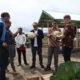 BUPATI Humbahas, Dosmar menunjukkan tanama kubis (tiga dari kanan) kepada delegasi kedubes belanda di lokasi food estate. Waspada/Ist