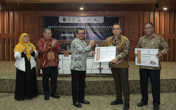 Pj. Wali Kota Sabang, Reza Fahlevi menerima penghargaan BABS se-Provinsi Aceh.(Waspada/ist)