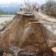 Oprit dan Jembatan Pantei Dona Kecamatan Semadam, terlihat amblas digerus arus Sungai Alas.(Waspada/Ali Amran).