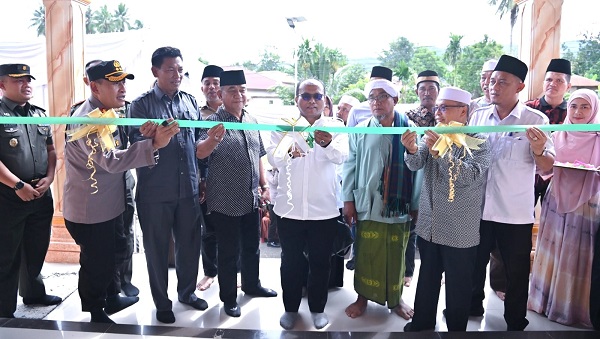 Pj. Wali Kota Padangsidimpuan Dr.Letnan Dalimunthe (tengah) bersama Kapolres Padangsidimpuan AKBP Dudung Setyawan (2 kiri) dan Ketua DPRD Siwan Siswanto (3 kiri) memotong pita peresmian sumur bor dan pompa air bantuan Polri di Masjid Nurul Islam Pudun Jae, Padangsidimpuan, Rabu (22/11). Waspada/ist.