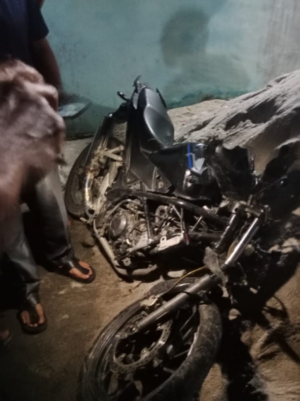 SEPEDA motor jenis matic yang mengalami kerusakan dalam peristiwa tabrakan beruntun di ruas jalan Tanjungtiram- Nibung Hangus.Waspada/Ist