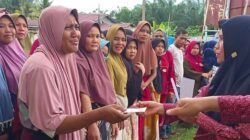 Masyarakat Kecamatan Suro terlihat memadati halaman Kantor Kecamatan setempat. Namun tetap tertib antrean untuk mengambil kupon pembelian sembako murah, Kamis (23/11). WASPADA/Ariefh