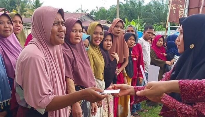 Truk Beras Dihadang Banjir, Pj Bupati Tambah Jatah Paket Sembako GPM Suro