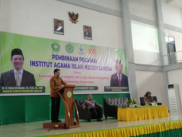 Inspektur Jenderal (Irjen) Kementerian Agama Republik Indonesia, Dr. H. Faisal Ali Hasyim, S.E., M.Si., CA,., CSEP saat menyampaikan pembinaan pegawai di lingkungan IAIN Langsa yang berlangsung di aula Laboratorium Terpadu kampus setempat, Jumat (24/11). Waspada/dede