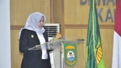 Wabup Madina Atika Azmi Utammi Nasution saat sidang paripurna Propemperda dipimpin Wakil Ketua DPRD Madina Hermansyah Batubara di gedung dewan sampai menjelang tengah malam, Rabu (23/11). Waspada/Ist