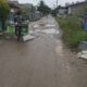Pengendara melintasi jalan di Gg Umar Dusun II Desa Pelawi Selatan Kec.Babalan Kab.Langkat kondisinya kupak-kapik, Jumat (24/11).Waspada/Boy Aprizal