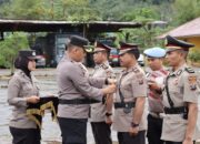 Tiga pejabat Polres Tapteng di ganti, yaitu Kasat Reskrim, Kapolsek Barus dan Kasi Propam melalui upacara sertijab oleh Kapolres Tapteng, AKBP Basa Emdem Banjarnahor, Sik,MH, di Lapangan Apel Mapolres Tapanuli Tengah. Jumat (24/11). Waspada/ist