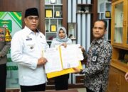 Bupati Madina HM Jafar Sukhairi Nasution didampingi Wabup Madina Atika Azmi Utammi Nasution menandatangani kesepakatan NPHD, Jumat (24/11), untuk Pilkada serentak 2024 dengan total anggaran Rp81,5 miliar. Waspada/Ist