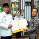 Bupati Madina HM Jafar Sukhairi Nasution didampingi Wabup Madina Atika Azmi Utammi Nasution menandatangani kesepakatan NPHD, Jumat (24/11), untuk Pilkada serentak 2024 dengan total anggaran Rp81,5 miliar. Waspada/Ist