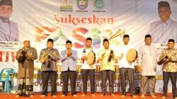 Wakil Ketua DPR Aceh, Safaruddin, Ketua Umum DPW BKPRMI Aceh Dr Mulia Rahman MA, Sekretaris DSI Aceh Muhibutibri dan tamu undangan lainnya memukul rapai saat Pembukaan FASI XIII BKPRMI Aceh di Komplek Masjid Baitul Ghafur Blangpidie, Aceh Barat Daya, Kamis (23/11). Waspada/H. Muhammad Ishak