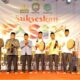 Wakil Ketua DPR Aceh, Safaruddin, Ketua Umum DPW BKPRMI Aceh Dr Mulia Rahman MA, Sekretaris DSI Aceh Muhibutibri dan tamu undangan lainnya memukul rapai saat Pembukaan FASI XIII BKPRMI Aceh di Komplek Masjid Baitul Ghafur Blangpidie, Aceh Barat Daya, Kamis (23/11). Waspada/H. Muhammad Ishak