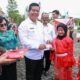 Bupati Simalungun Radiapoh Hasiholan Sinaga didampingi kerua TP PKK, Ny Ratnawati RHS saat menyerahkan Kartu Identitas Anak (KIA) kepada salah seorang peserta anak tingkat SD.(Waspada/ist).
