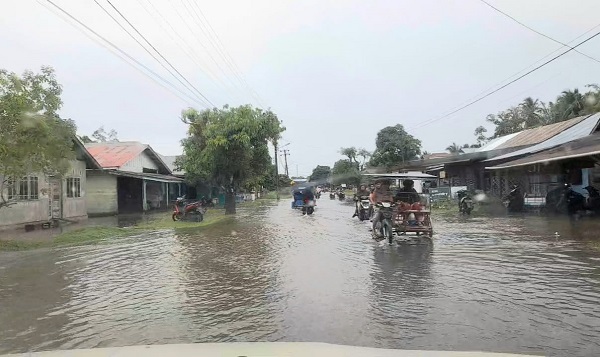 Ruas jalan di jalan utama, di kawasan Ibukota Kabupaten di beberapa titik, sejak pagi mulai terendam banjir. WASPADA/Ariefh