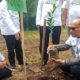 Pj. Wali Kota Padangsidimpuan Dr. Letnan Dalimunthe (kanan) saat akan menanam bibit tanaman buah pada acara penanaman 10 juta Pohon yang dilaksanakan di lingkungan Dinas Pertanian Kota Padangsidimpuan bekerjasama dengan PAPSI Padangsidimpuan, Kamis (23/11). Waspada/ist,