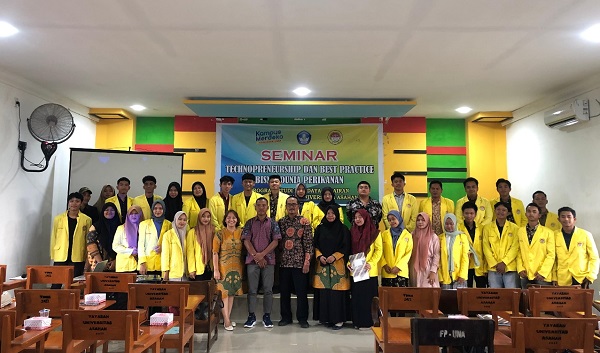 Dekan Fakultas Pertanian Safruddin.S.P., M.MA, foto bersama dengan mahasiswa Prodi Budidaya Perairan, Fakultas Pertanian UNA gelar seminar  Technopreneurship dan Best Practise Bisnis Dunia Perikanan. Waspada/Ist