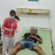 Kapolsek Siantar Utara Polres Pematangsiantar AKP Herli D Damanik (paling kiri) membawa terduga pelaku jambret berobat ke RSUD dr. Djasamen Saragih setelah sepeda motor pelaku jambret itu menabrak mobil saat melarikan diri setelah menjambret korban di Jl. Cokroaminoto, Kel. Baru, Kec. Siantar Utara, Kamis (23/11) pukul 17:50.(Waspada-Ist).