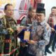 Ketua Umum DPP PAPPSI Hapendi Harahap (kanan) serahkan cinderamata kepada Syahrul Pasaribu pada pengukuhan DPD PAPPSI se Tabagsel. (Waspada/Ist)