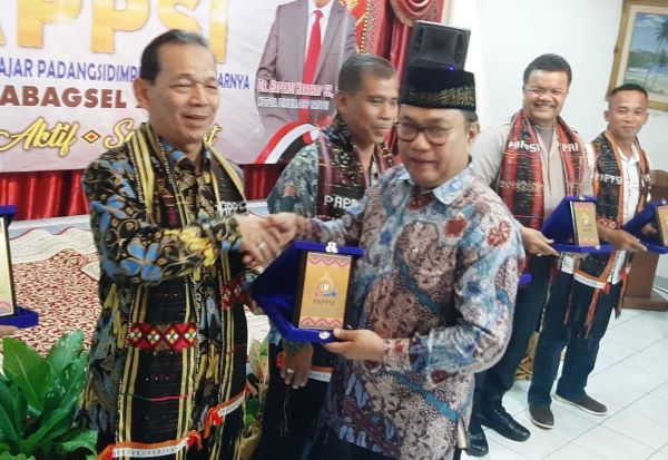 Ketua Umum DPP PAPPSI Hapendi Harahap (kanan) serahkan cinderamata kepada Syahrul Pasaribu pada pengukuhan DPD PAPPSI se Tabagsel. (Waspada/Ist)