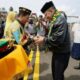 Penjabat Gubernur Aceh, Achmad Marzuki, didampingi Ketua TP PKK Aceh, Ny. Ayu Marzuki beserta rombongan, disambut langsung oleh Penjabat Bupati Simeulue Ahmadliyah, beserta unsur Forkopimda Simeulue lainnya saat tiba di Bandara Lasikin, Sinabang, Sabtu (25/11). (Waspada/Ist)