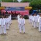 Siswa-siswi SMP N 4 Pagaran atraksi karate memeriahkan Hari Guru dirangkai Pentas Seni di sekolah tersebut, Sabtu (25/11). Waspada/Hotbin Purba