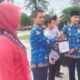 Pj Wali Kota Langsa, Syaridin, saat memberikan penghargaan kepada Kabid PAUD dan PNF Disdikbud Kota Langsa yang juga Ketua Pokja Bunda PAUD Kota Langsa, Zulfadli SE, berhasil meraih juara 2 tingkat Provinsi Aceh tahun 2023, pada upacara HGN dan PGRI ke-78 tahun 2023 di Lapangan Merdeka Langsa, Sabtu (25/11). Waspada/Rapian