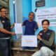 Basecamp Solidaritas Indonesia (BSI) saat menyerahkan MCK lengkap dengan sanitasi kepada salah seorang lansia bernama Pak Mubarok tepatnya di Desa Arul Pinang, Kecamatan Peunaron, Kabupaten Aceh Timur, Sabtu (25/11). Waspada/ist