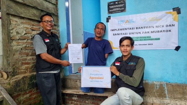 Basecamp Solidaritas Indonesia (BSI) saat menyerahkan MCK lengkap dengan sanitasi kepada salah seorang lansia bernama Pak Mubarok tepatnya di Desa Arul Pinang, Kecamatan Peunaron, Kabupaten Aceh Timur, Sabtu (25/11). Waspada/ist