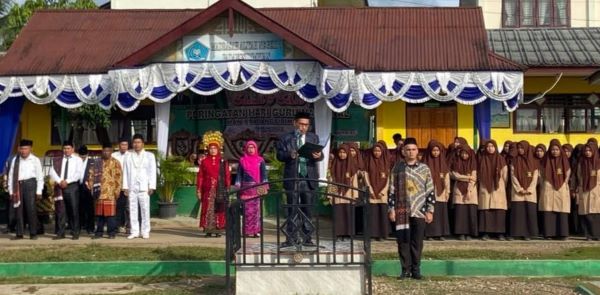 Kakan Kemenag Padangsidimpuan,Masir Rambe, MA jadi pembina upacara peringatan Hari Guru Nasional Tahun 2023 di MAN 1 Padangsidimpuan, Sabtu (25/11).Waspada/ist.