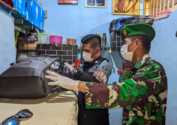 Rutan Kelas IIB Tarutung bekerja sama dengan personel Komando Rayon Militer (Koramil) 22/Tarutung gelar razia kamar hunian warga binaan pemasyarakatan, Minggu (26/11). Waspada/ist