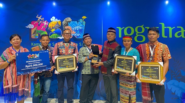 Kepala Dinas Pariwisata Taput, Sasma Situmorang bersama bersama 3 utusan Desa Kawasan Pulau Sibandang, Kecamatan Muara yang menerima penghargaan dari Kementerian Pariwisata, dan Ekonomi Kreatif Ri, di Ciputra Artprenuer Jakarta, Minggu (26/11). Waspada/ist