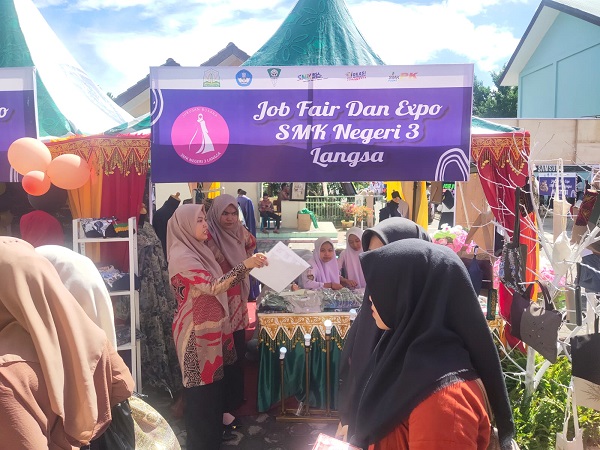 Terlihat berjejer expo produk SMKN 3 Langsa pada job fair Expo produk SMK, di halaman SMKN 3 Langsa, Senin (27/11). Waspada/Rapian