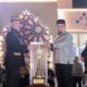 Pj Bupati Aceh Besar Muhammad Iswanto menyerahkan Piala Bergilir kepada Pj Gubernur Aceh Achmad Marzuki pada saat Pembukaan MTQ Ke-36, yang berlangsung di Lapangan Alun-Alun Pendopo Bupati Simeulue, Minggu (26/11) malam. (Waspada/Ist)