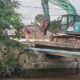 TAMPAK alat berat bekerja dan membongkar jembatan lama yang terletak diatas Sungai Dahari Selebar, Kecamatan Talawi, salah satu dari proyek multi years Pemerintah Provinsi Sumut tahun 2023 bernilai Rp2,7 T di Batubara.Waspada/Iwan Has