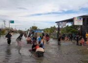 Banjir Jadi Wisata Renang Anak-anak Singkil