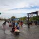 Terlihat para anak-anak dan remaja setiap sore sejak 3 hari ini, asik mandi di ruas jalan Bandes Kecamatan Singkil, yang terendam banjir. WASPADA/Ariefh.
