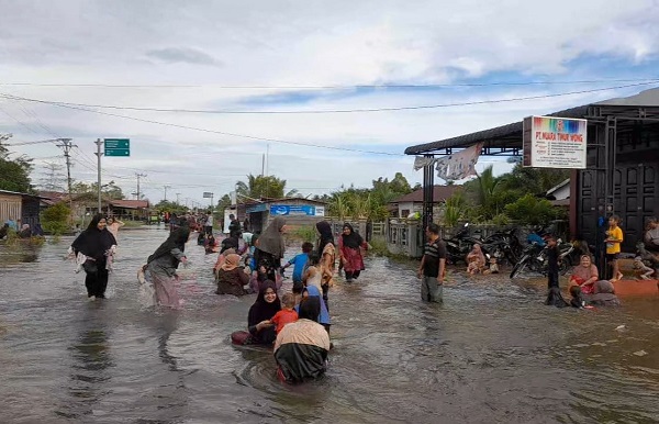Terlihat para anak-anak dan remaja setiap sore sejak 3 hari ini, asik mandi di ruas jalan Bandes Kecamatan Singkil, yang terendam banjir. WASPADA/Ariefh.