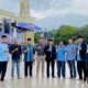 Anggota DPRK Aceh Timur, Nurdin A. Djalil (kanan) disambut hangat Ketua Kafilah FASI Aceh Timur, Tgk Ridwan Idy, dan berfoto dengan official ketika tiba di lokasi FASI XIII Tingkat Provinsi Aceh di Blangpidie, Abdya, Jumat (24/11). Waspada/Muhammad Ishak