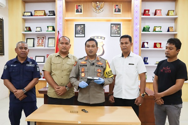 Kapolres Aceh Tamiang, AKBP Muhammad Yanis memperlihatkan senpi rakitan jenis pistol yang diserahkan warga kepada kepolisian.(Waspada/Ist)