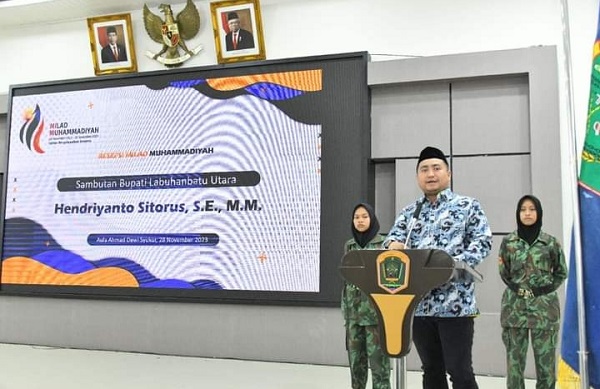 Bupati Labura Hendri Yanto Sitorus, MM memberi sambutan dan ucapan selamat di acara resepsi perayaan milad Muhammadiyah di Aula Dewi Syukur, Selasa (28/11). Waspada/ist
